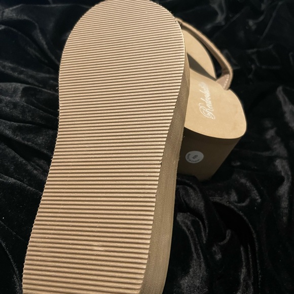 NWOT Redvolution Women’s Size 6 Tan Platform FlipFlops - Picture 8 of 8